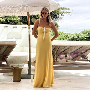 Détail de la robe en maille jaune avec lien à l'encolure et texture côtelée ajustée