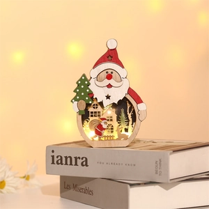 Père Noël en bois avec LED posé sur des livres pour une décoration festive de Noël