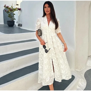 Robe midi blanche élégante à col en V, broderies florales, manches bouffantes et boutonnée
