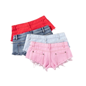 Flachbild von Jeans-Hotpants in Rot, Rosa und Blau mit Details am ausgefransten Saum