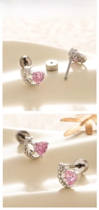 Detail von rosa Herz-Zirkonia-Ohrstecker mit Schraubverschluss und poliertem Stahl