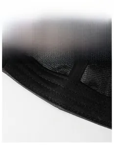 Détail de la bande anti-transpiration large à l'intérieur de la casquette noire