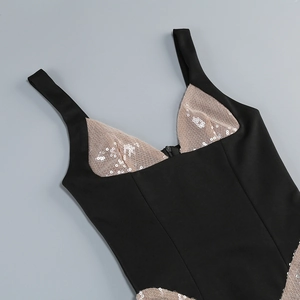 Détail du décolleté en V profond et du mesh à paillettes sur la robe de soirée