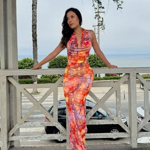 Détail de la robe d'été dos nu avec imprimé aquarelle abstrait orange et violet vif