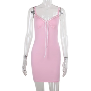 Dettaglio dell'abito mini rosa con scollo a V in pizzo e fiocco decorativo sul davanti