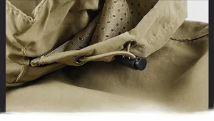 Detailansicht der Outdoorjacke mit elastischem Kordelzug und atmungsaktivem Mesh-Futter