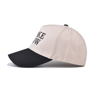 Vue détaillée de la casquette bicolore avec broderie WOKE NOW noire et visière noire
