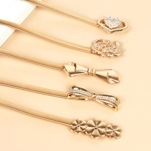 Set aus fünf eleganten goldenen elastischen Metall-Taillengürteln mit Glitzerschnallen