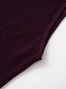 Vue rapprochée du tissu en maille côtelée violet foncé montrant la texture et les finitions