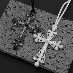 Collier multicouches gothique avec pendentif lion et perles sur fond de roche volcanique