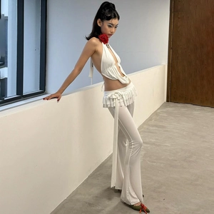 Set chic bianco tre pezzi con top allacciato al collo, minigonna e pantaloni a zampa