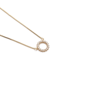Elegante vergoldete Halskette mit rundem Zirkonia-Anhänger und feiner Boxkette