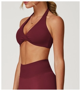 Détail de brassière de yoga bordeaux à licou avec nœud et legging taille haute côtelé