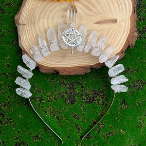 Détail du serre-tête fait main avec cristaux blancs naturels et étoile pentagramme argentée