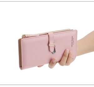 Dettaglio del portafoglio lungo rosa in ecopelle con cerniera e cinturino con fibbia