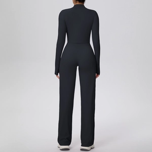 Détail de la coupe arrière de l'ensemble de yoga noir avec haut zippé et pantalon large