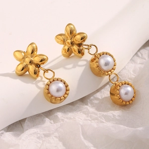 Detail of 18K gold-plated asymmetrical flower earrings with elegant faux pearl drops