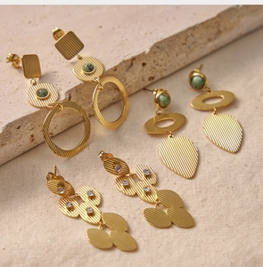 Détails de boucles d'oreilles vintage en acier plaqué or 18K avec des pierres naturelles