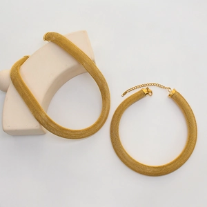 Detail of 18K gold plated mesh necklace and bracelet set with adjustable clasp