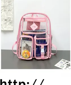 Dettaglio dello zaino rosa trasparente impermeabile in PVC con chiusura a fibbia