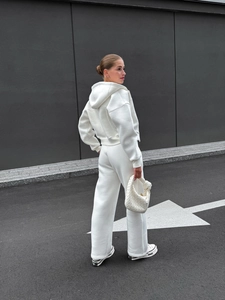 Ensemble sweat à capuche blanc et pantalon large pour femme dans un style urbain extérieur