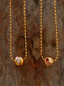 Détail de la chaîne à billes en or 18 carats avec pendentifs sphériques et zircons