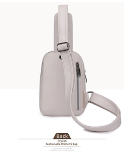 Vue arrière du sac bandoulière rose clair en cuir PU avec poche zippée et sangle réglable