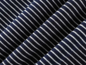 Vue macro d'un tissu en maille rayé bleu marine et blanc montrant une texture douce