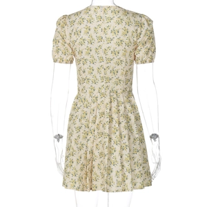 Détail du dos de la robe courte fleurie avec fermeture éclair invisible et manches bouffantes