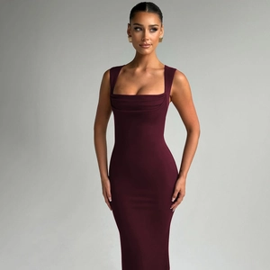 Robe midi ajustée bordeaux à col carré sans manches pour femme avec taille cintrée