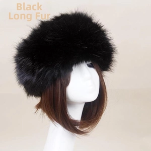 Détail du bonnet russe en fausse fourrure noire à poils longs avec une texture très douce