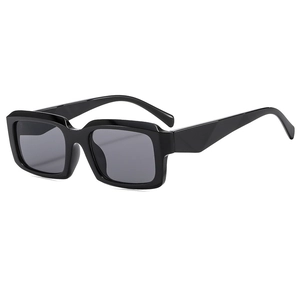 Occhiali da sole rettangolari neri classici con lenti grigie in stile retrò minimal
