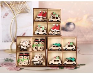 Gros plan d'ornements de Noël en bois avec Père Noël et bonhomme de neige en boîte