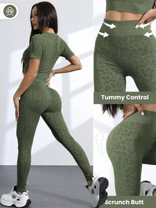 Dettaglio del controllo addominale e effetto push-up del set yoga stampa leopardata