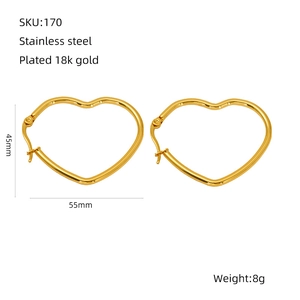 Détail des boucles d'oreilles cœur 45x55 mm en acier inoxydable plaqué or 18 carats
