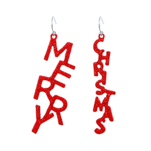 Orecchini asimmetrici Merry Christmas con glitter rossi su sfondo bianco puro