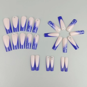 Faux ongles cercueil dégradé bleu océan avec motifs marbre et détails en strass