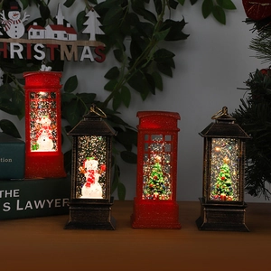 Lanterne natalizie illuminate a forma di cabina telefonica con scene di Babbo Natale