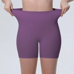 Détail de la grande élasticité et extensibilité du tissu du short de yoga violet taille haute