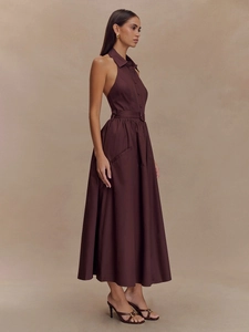 Détail de la robe maxi marron chocolat avec col chemise, dos nu et ceinture assortie