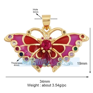 Makroaufnahme Schmetterling Anhänger mit bunten Zirkonsteinen und rosa Emaille-Details