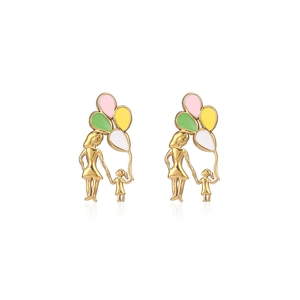 Dettaglio di orecchini a palloncino placcati oro con smalto colorato rosa giallo e verde