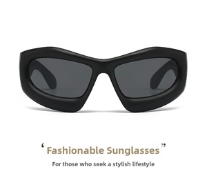 Détail de lunettes de soleil Y2K à monture épaisse en noir mat avec des verres foncés