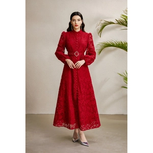 Robe longue en dentelle rouge avec col montant, manches lanterne et ceinture à perles
