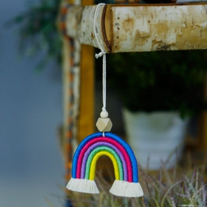Pendentif arc-en-ciel bohème fait main pour voiture avec perles en bois naturel