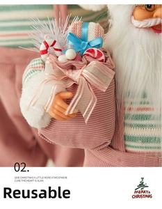 Dettaglio macro di Babbo Natale rosa che mostra tessuti in velluto e sacco regalo festivo