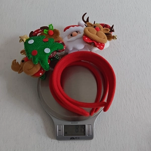 Detailed weight measurement showing 4pcs cartoon Christmas headbands on a scale