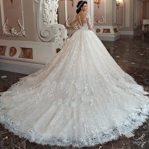 Robe de mariée élégante à manches longues avec broderies lourdes et traîne majestueuse