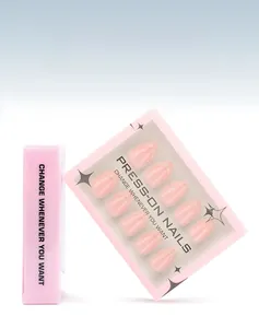 Dettaglio di un set da 30 unghie finte a mandorla corta in confezione rosa chiaro