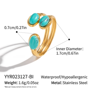 Détail d'une bague ajustable en acier doré ornée de trois pierres turquoise vert naturel